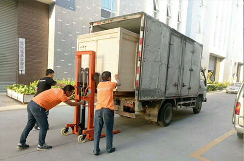 蘭州客戶SMT設(shè)備專車送貨，貨到上門安裝調(diào)試