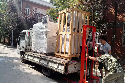 常熟客戶SMT設(shè)備專車送貨，貨到上門安裝調(diào)試