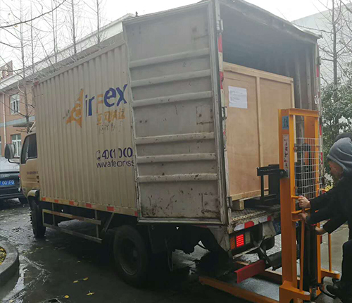 湛江客戶SMT設(shè)備專車送貨，貨到上門安裝調(diào)試