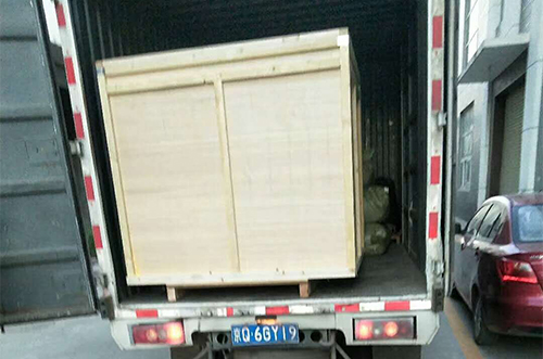 重慶客戶SMT設(shè)備專車送貨，貨到上門安裝調(diào)試