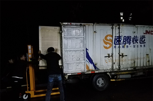湛江客戶SMT設(shè)備專車送貨，貨到上門安裝調(diào)試